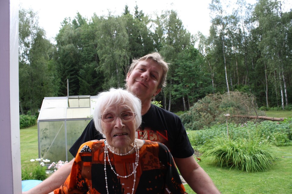 Iris make Jarek tillsammans med Anna-Maria på hennes 95-årsdag.