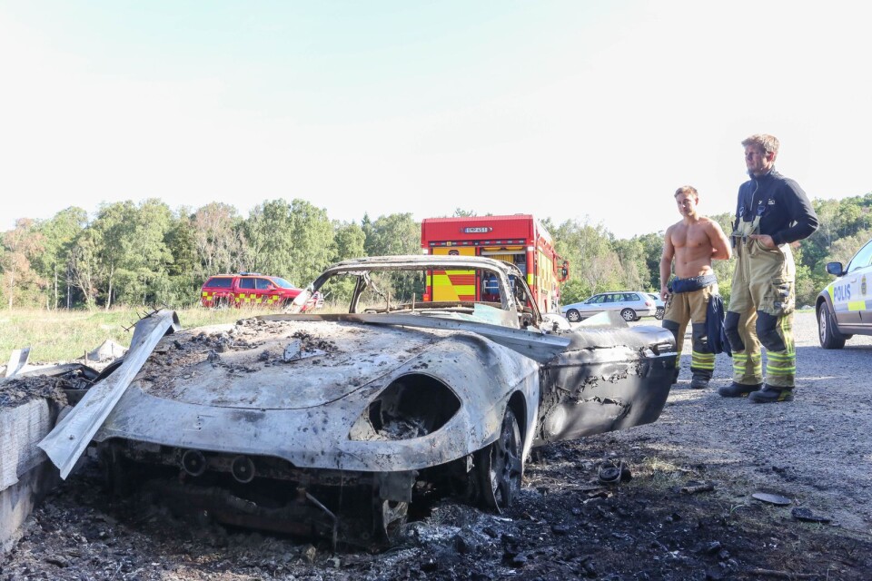 Bilen, en Fiat Barchetta, var totalt utbränd när Räddningstjänsten kom till platsen.