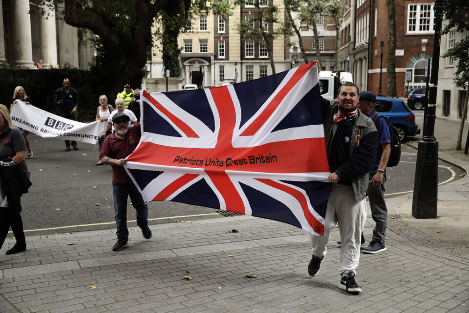 Brexitanhängare demonstrerar utanför Europa House i London när EU:s chefsförhandlare Michel Barnier anlände dit i onsdags. Arkivbild.