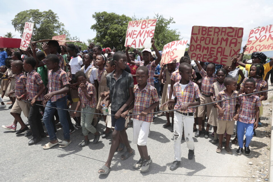 Skolelever i Port-au-Prince demonstrerade i torsdags med krav på att en en kidnappad sjuksköterska och hennes dotter ska släppas fria.