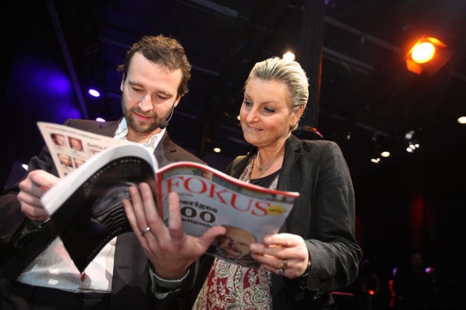 Maria Abrahamsson studerar tidningen Fokus topp 100-lista över Sveriges mäktigaste tillsammans med chefredaktören Martin Ahlquist.Foto: Fredrik Persson/Scanpix