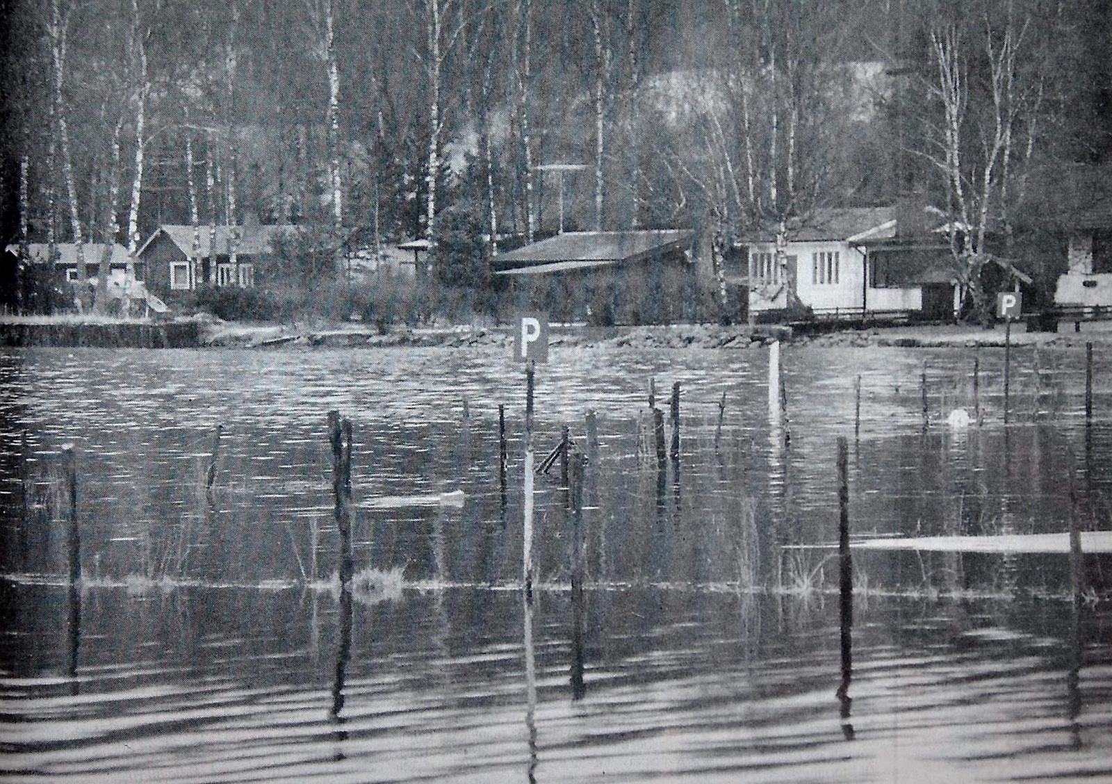 Parkeringen vid Tormestorps båthamn är helt översvämmad.
Arkiv: Åke Ljungberg