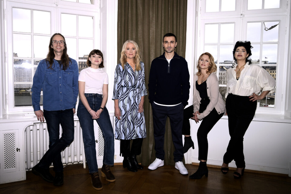 Regissören Jens Sjögren med skådespelarna Nova Waldfogel, Klara Zimmergren, Peshang Rad, Maria Sundbom Lörelius och Bahareh Razekh från nya tv-serien "Dejta".