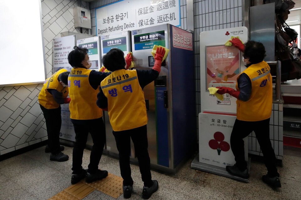 Sydkorea räknas som ett högriskområde vad det gäller coronaviruset. Här desinficeras maskiner för återvinning på en tunnelbanestation i Seoul.