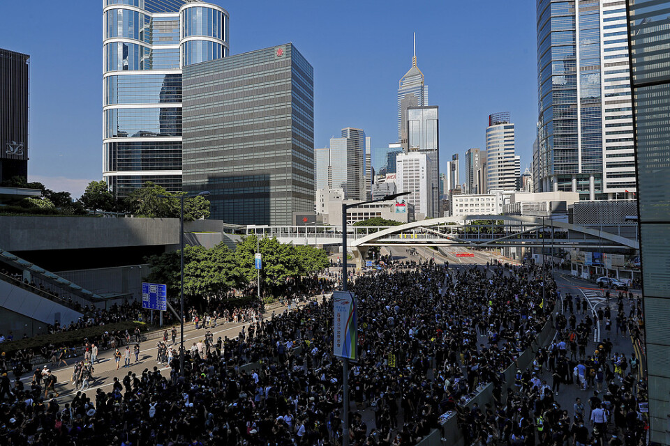 Demonstranter blockerar vägar i Hongkong.