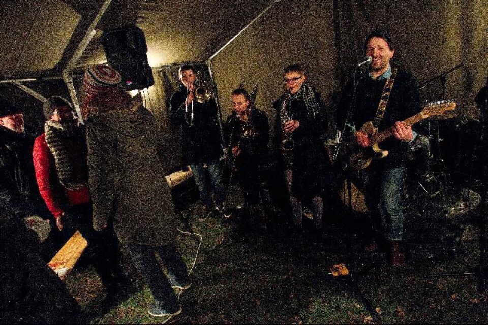 Bandet Majken Tajken spelade inför den skara grannar som samlats för en ovanlig aktivitet i januari, grillning.
