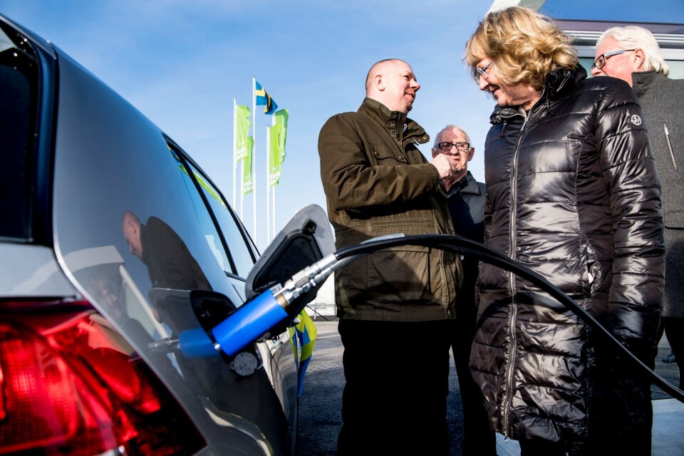 Kommunalrådet Roger Fredriksson med flera invigde kommunens första biogasmack i Sörby vintern 2017.