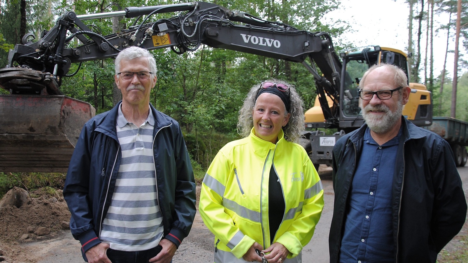 Anders Nilsson och Kim Pettersson i Farstorps fiber ekonomisk förening kikar tillsammans med Hellen Andersson, entreprenadchef på Telarco, på arbetet med att gräva ner fiber i bygden.