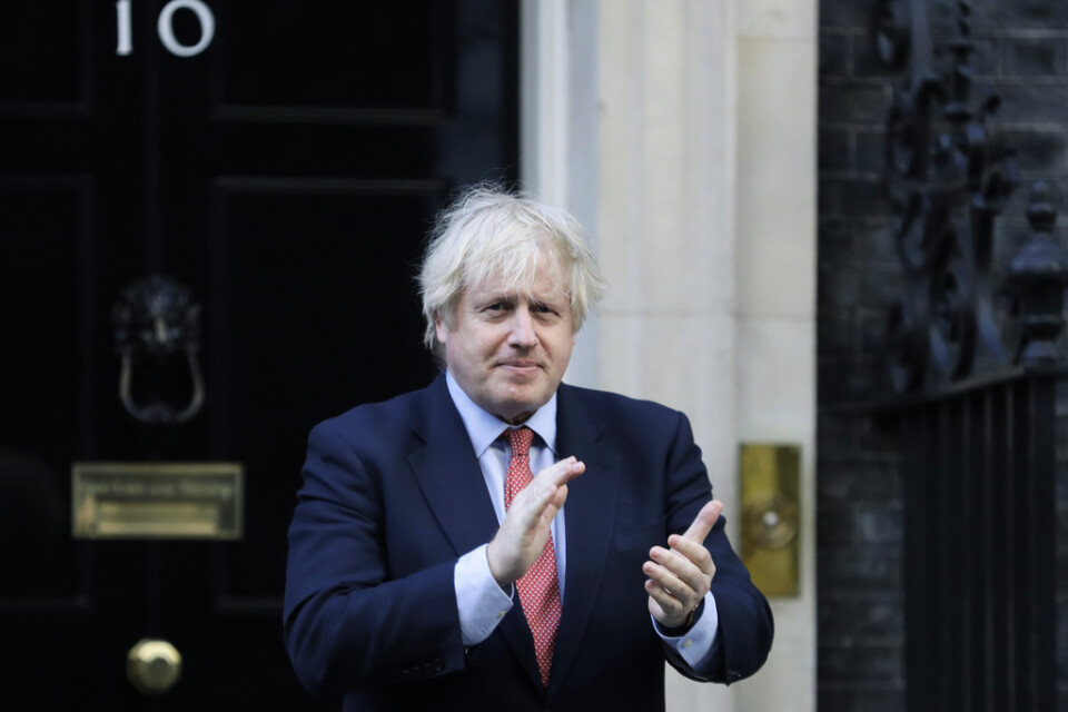 Storbritanniens premiärminister Boris Johnson applåderar vårdpersonal utanför 10 Downing Street i London.