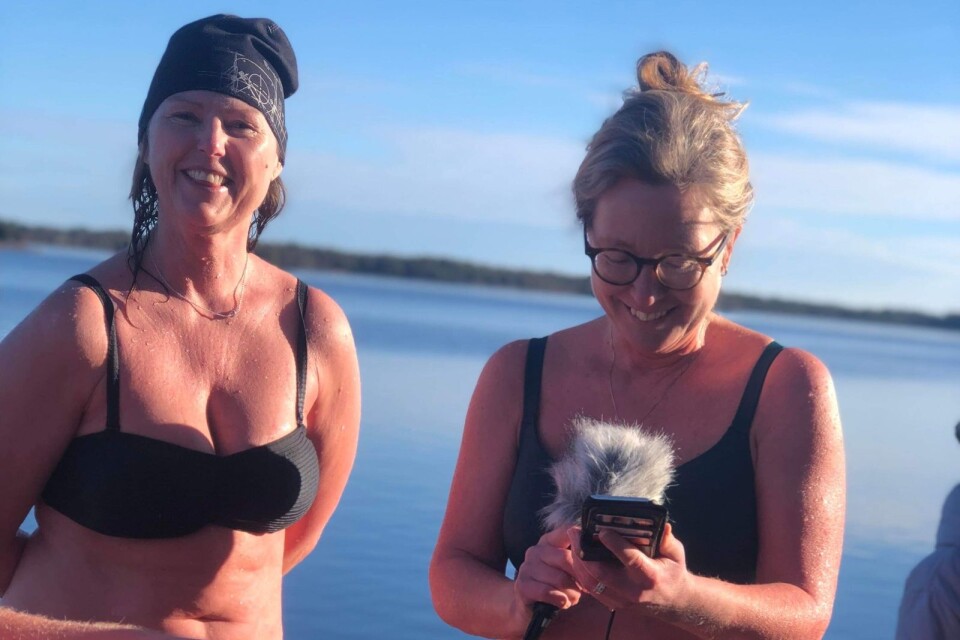 Programledarna Angelica Vinskär och Åsa A Cederbom tog med mikrofonen till söndagsbadet för att prata med både nya och gamla vinterbadare.