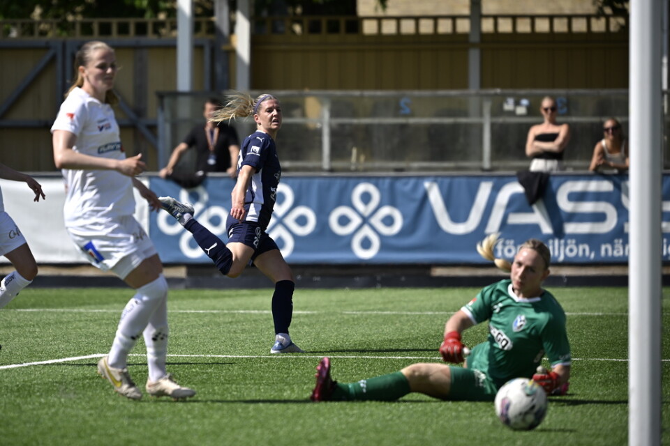 Rosengårds Olivia Schough (mitten) gör 3-0 på Växjös målvakt Louise Högrell Ledbetter.