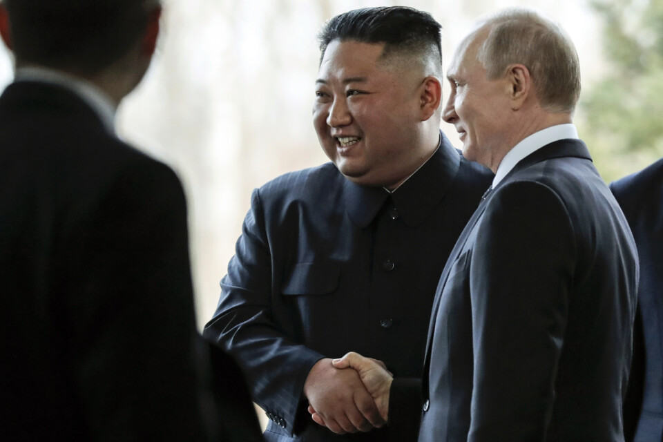Nordkoreas ledare Kim Jong-Un och Rysslands president Vladimir Putin planerar ett möte för att diskutera en vapenaffär mellan länderna. Bild från deras möte 2019 i Vladivostok.