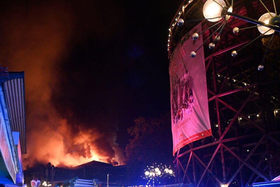 En brand bröt ut på nöjesparken Dyrehavsbakken på onsdagskvällen och gästerna fick evakueras.