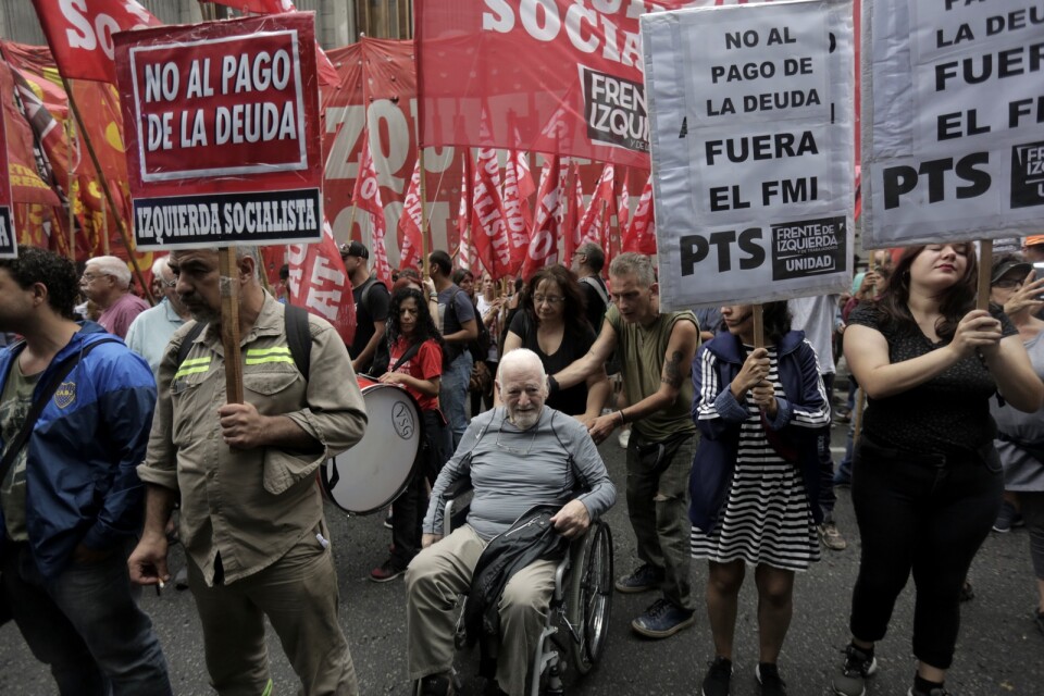 Demonstranter i Argentina krävde redan i januari, före coronakrisen, stopp för betalningar på Argentinas statsskuld. Arkivbild.
