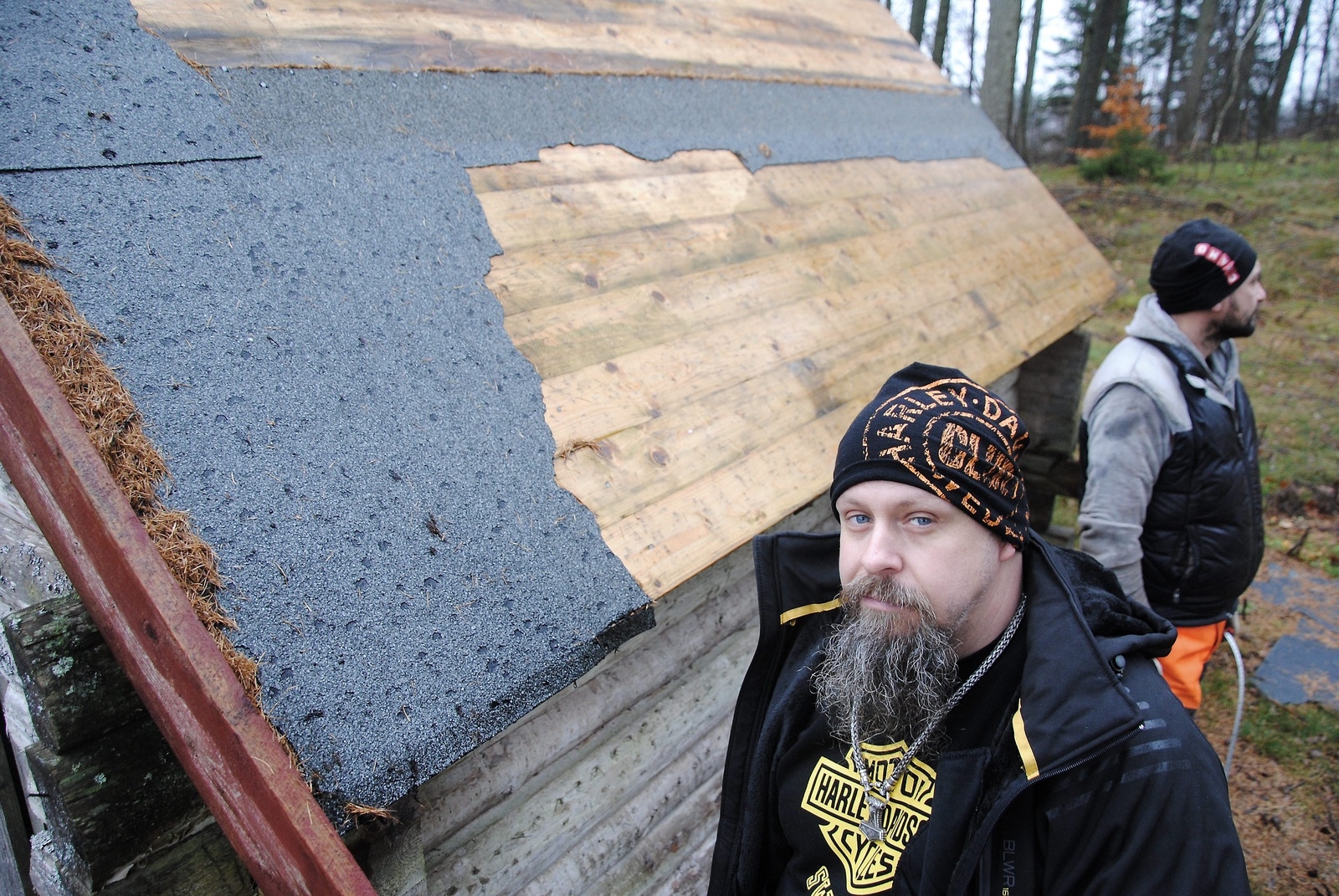 Oddvar Otetileu hävdar att han inte behöver bygglov för vikingahusen.           Foto: Stefan Olofson