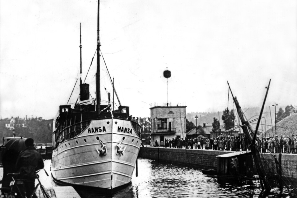 Exteriör av Ångfartygsaktiebolaget Gotlands passagerarfärja S/S Hansa liggandes intill kajen någon gång på 30- eller 40-talet. Arkivbild.