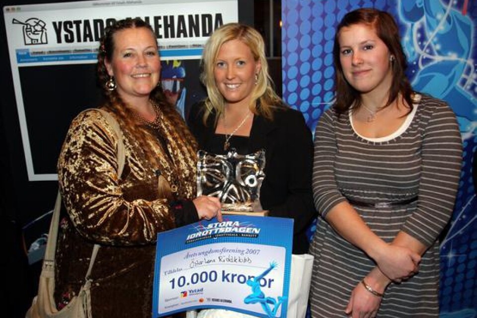 Gitte Lindskog, Katarina Jönsson och Matilda Landcing från Österlens Ridklubb vann priset &#129;rets Ungdomsförening. Bild: Gustav Wennerholm