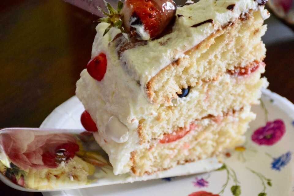 The strawberry gateau can be in two or three layers.