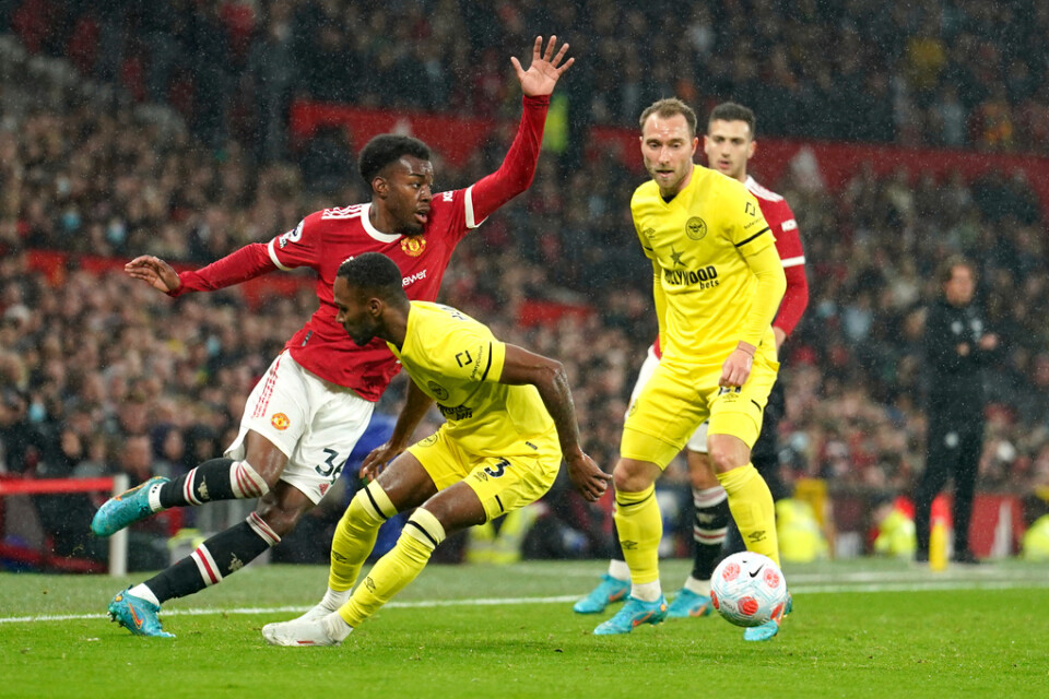 Manchester Uniteds Anthony Elanga, till vänster, gjorde en assist i 3–0-segern hemma mot Brentford.