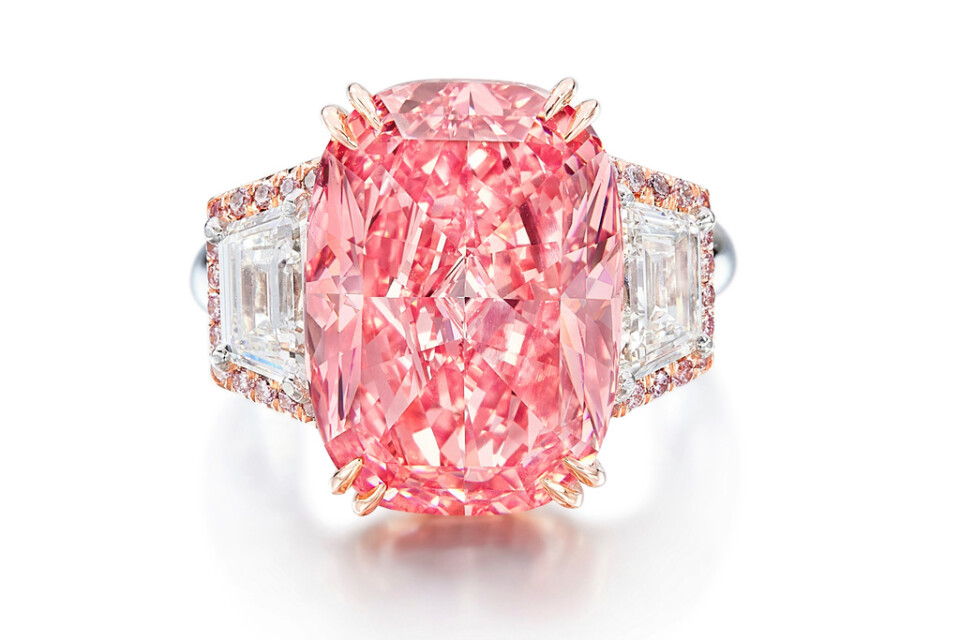 Den rosa diamanten såldes för högsta bud hittills på en auktion.