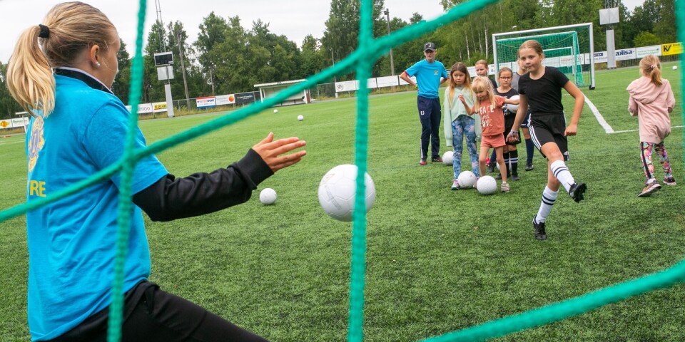15-åriga ledaren Lisa Sjöberg försöker rädda en straff från en av de mer rutinerade deltagarna vid Lions fotbollsskola i Svenljunga.