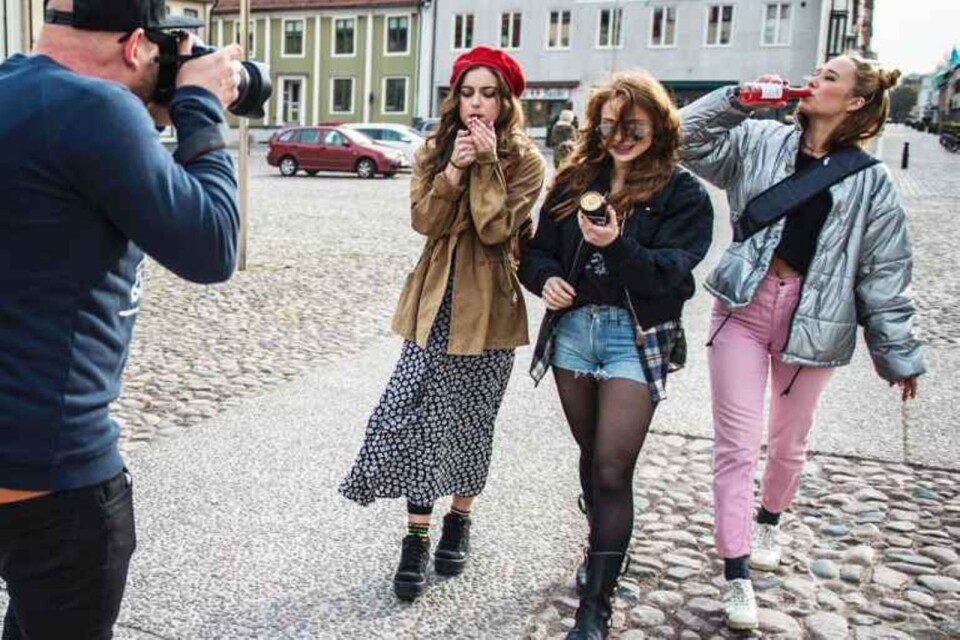 Félice Jankell, Happy Jankell och Alba August plåtades 2016 för promotionbilder på Stortorget i Kalmar inför filmatiseringen av Kalmars jägarinnor.