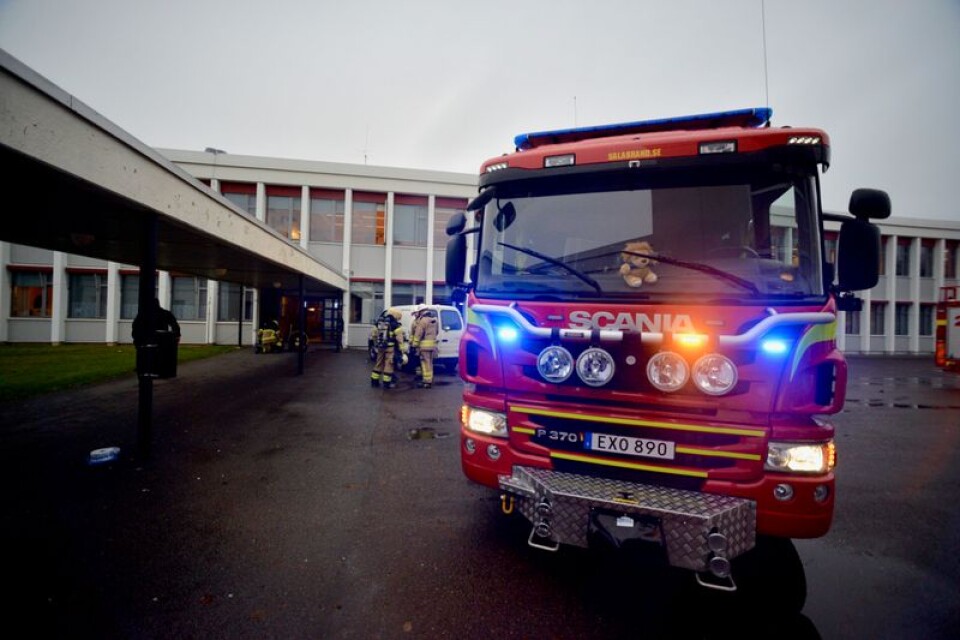 Det har varit flera falsklarm på Åkrahällskolan senaste halvåret men också anlagda bränder, som här i november 2017 då det brann i en tvättstuga på andra våningen.