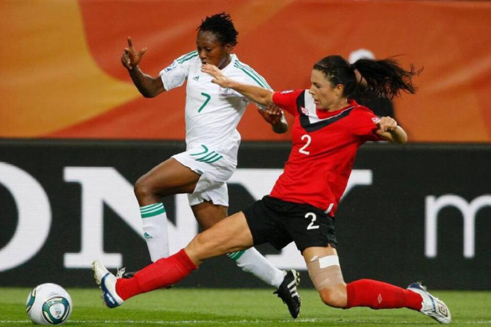 Dalsjöfors värvning Emily Zurrer i närkamp med nigerianskan Stella Mbachu under Tysklands-VM.
