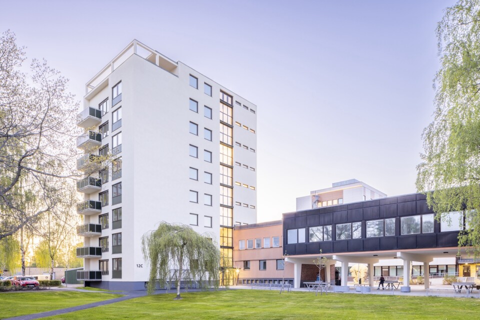 Det nyrenoverade niovåningshuset innehåller 49 studentbostäder och kontor. Foto: Arkitektbolaget/Patrik Sundström
