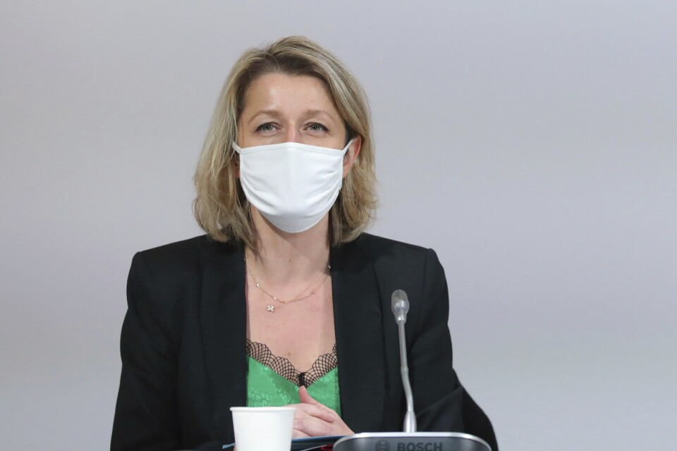 Frankrikes miljöminister Barbara Pompili gläds över en ny klimatlag.
