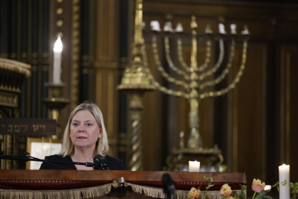 Statsminister Magdalena Andersson talade vid Judiska församlingens minneshögtid för Förintelsens offer i Stockholms stora synagoga.