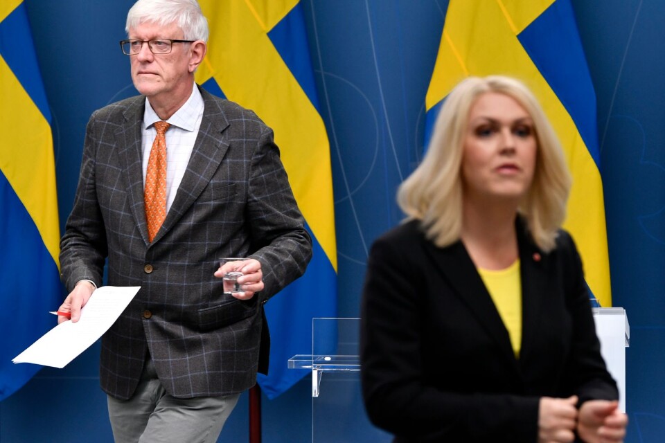 Folkhälsomyndighetens dåvarande generaldirektör Johan Carlson och socialminister Lena Hallengren (S) bär ett stort ansvar för att så många äldre inte skyddades i tid mot covid-19.