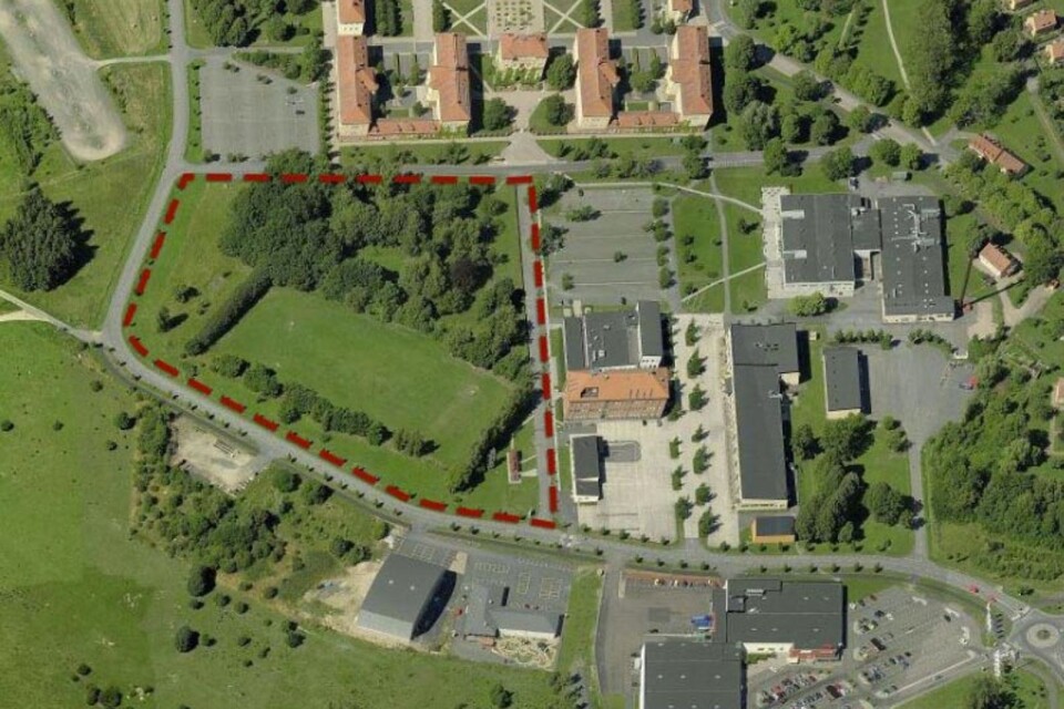 Här är det tänkt att det nya badhuset ska placeras (rödmarkerat område), bredvid högskolan och Krinova på Näsby.