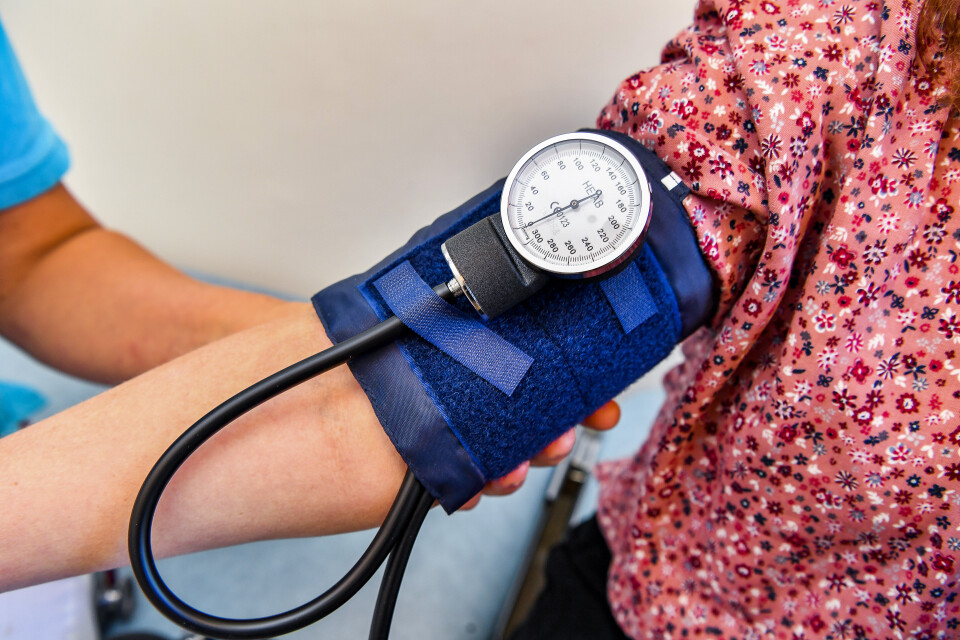 Redan i tidiga fyrtioårsåldern bör framför allt kvinnor ha koll på sitt blodtryck.