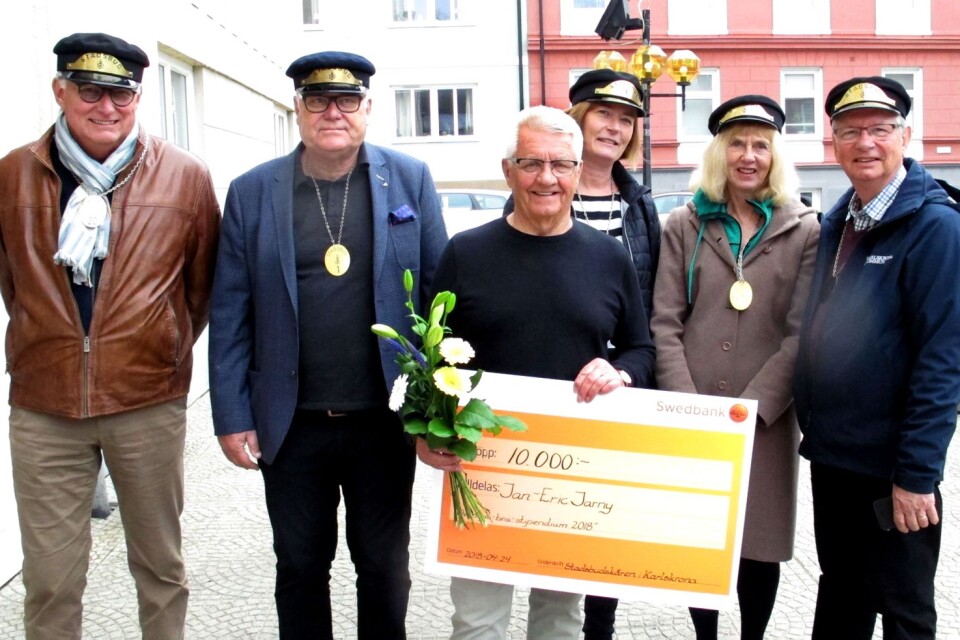 Pristagaren Jan-Eric Jarny, i mitten, belönas av medlemmarna i Stadsbudskåren, från vänster Christer Rydberg, Conny Midenhag, Ursula Hass, Irmeli Romo och Carl-Axel Ottosson.