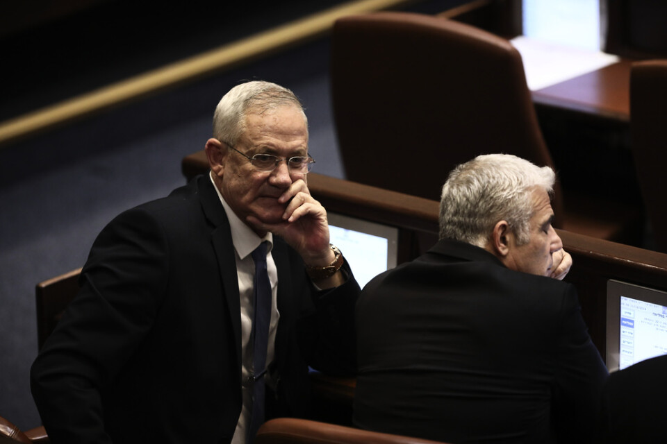 Blåvita alliansens ledare Benny Gantz (vänster) och hans kollega Yair Lapid i parlamentet knesset i samband med att det upplöste sig självt på onsdagskvällen.