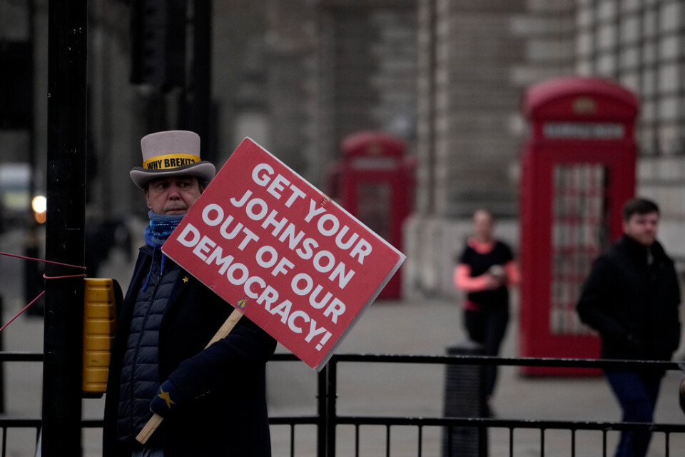 En Johnson-kritisk demonstrant på Parliament Square i London på tisdagen.