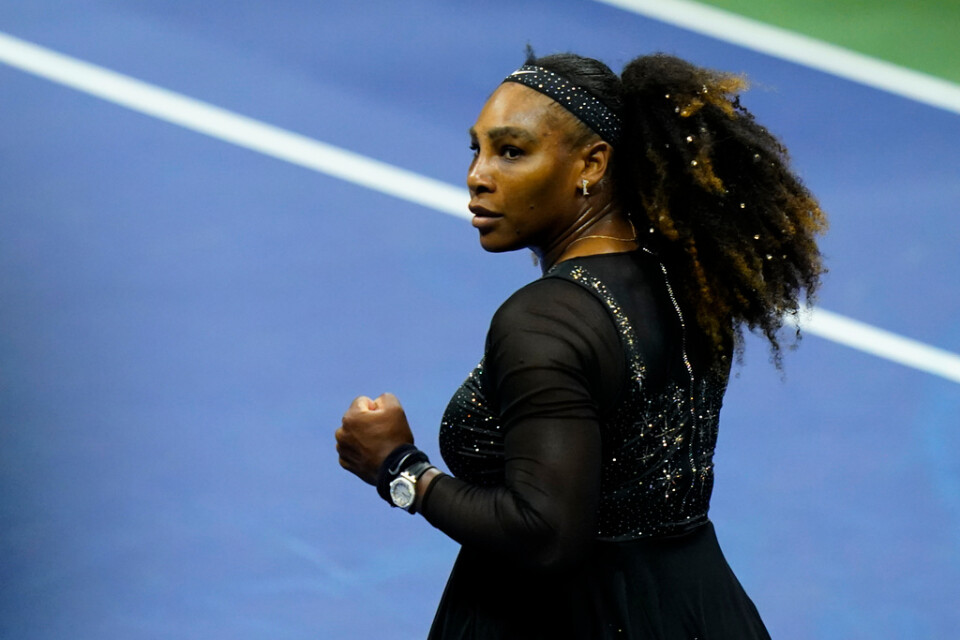 Serena Williams peppades av Tiger Woods att göra comeback. Nu är hon framme i tredje omgången i US Open.