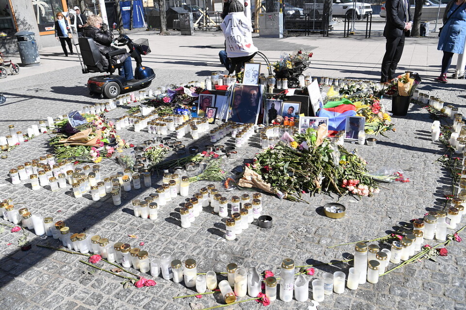 Invånare tände ljus och lade blommor i Sätra till minne av de tre personer som dödats i skjutningar i Stockholmsförorten. Arkivbild.