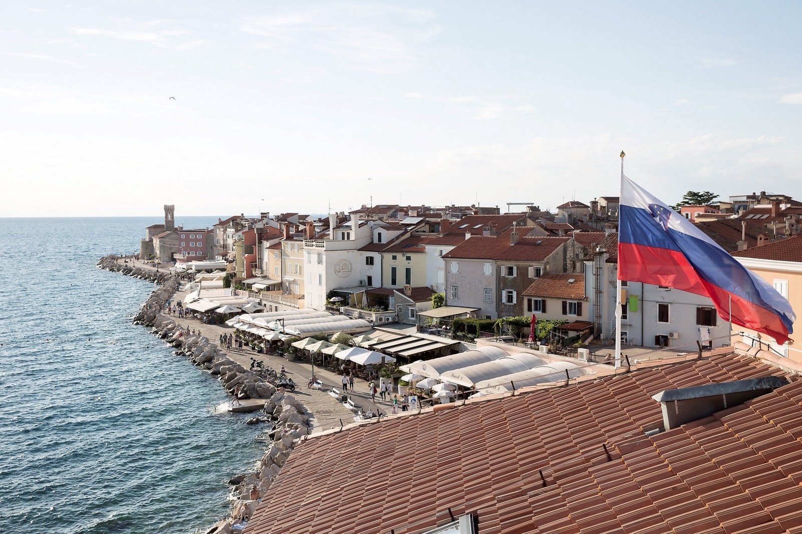 Hamnpromenaden i Piran kantas av restauranger och kaféer.
Foto: Annika Goldhammer