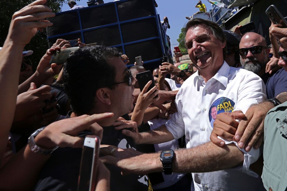 Den kontroversielle men populäre högerkandidaten Jair Bolsonaro möter sina väljare i huvudstaden Brasília.