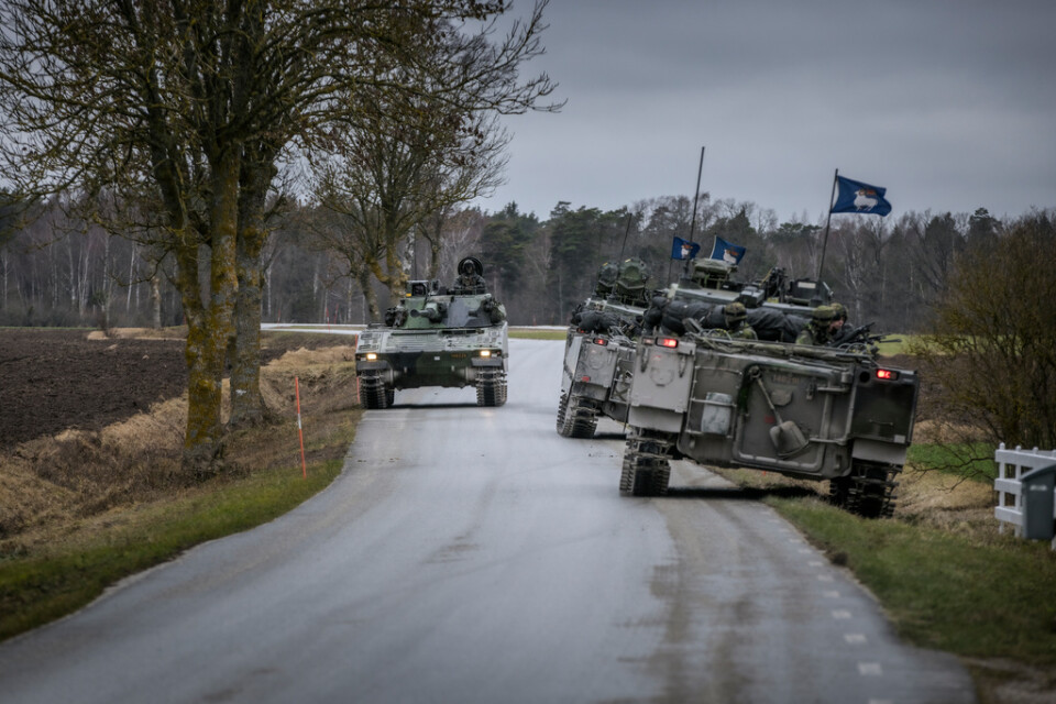Militärfordon från Gotlands regemente, P18, under patrull på norra delarna av ön.