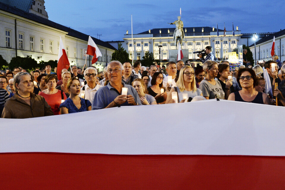 Demonstranter i Warszawa under en protest 2018 mot den polska regeringens domstolsreformer. Arkivfoto.