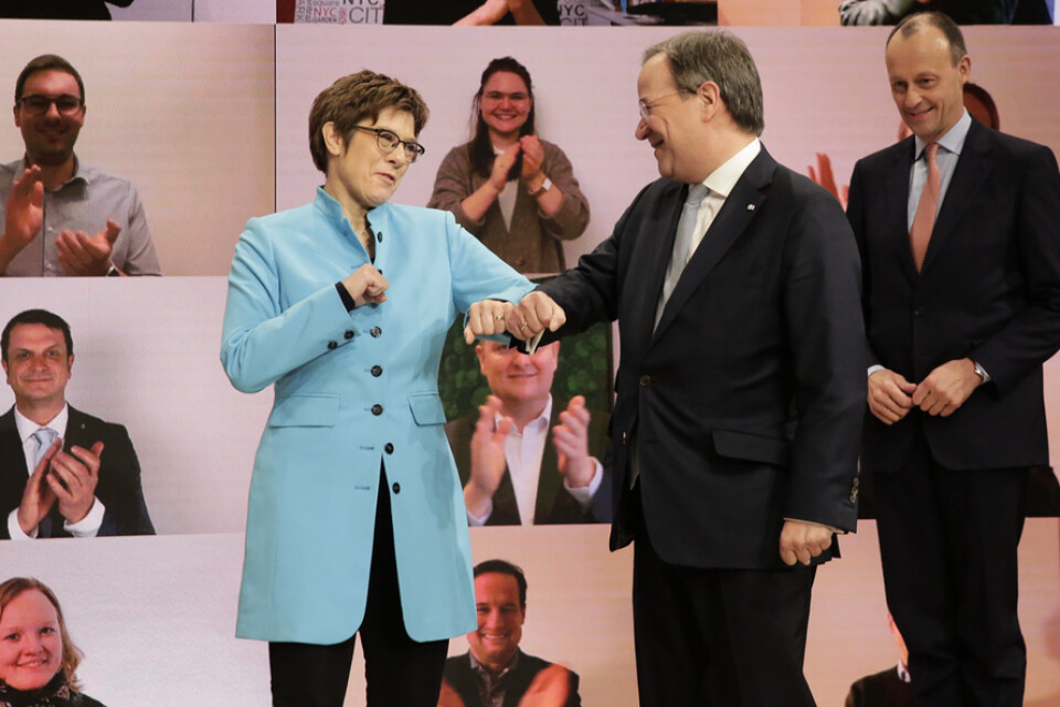 Annegret Kramp-Karrenbauer blev CDU-ledare i december 2018 och meddelade att hon skulle avgå i februari 2020. Här gratulerar hon sin valde efterträdare Armin Laschet. I bakgrunden står den besegrade kandidaten Friedrich Merz.