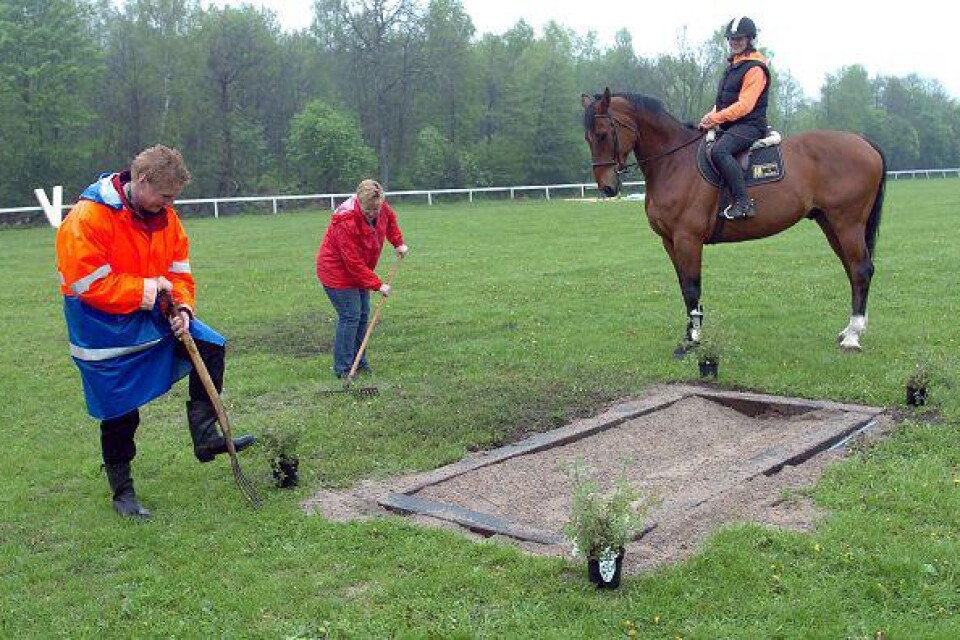 Eivor Andersson och Ann-Sofie Hallin färdigställer ett vattenhinder under överseende av Anna Wemlerth på hästen Atman.