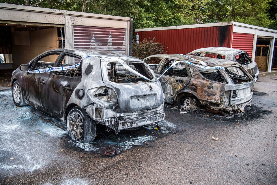 Branden började av allt att döma i den mittersta bilen, spred sig till de båda övriga – och till den intilliggande garagelängan.