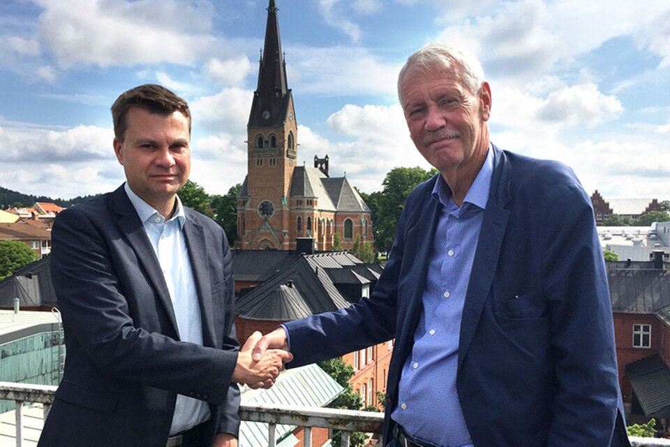 Handslaget i Borås 2016: HG Wessberg (t h) med kommunstyrelsens ordförande Ulf Olsson (S) (t v).