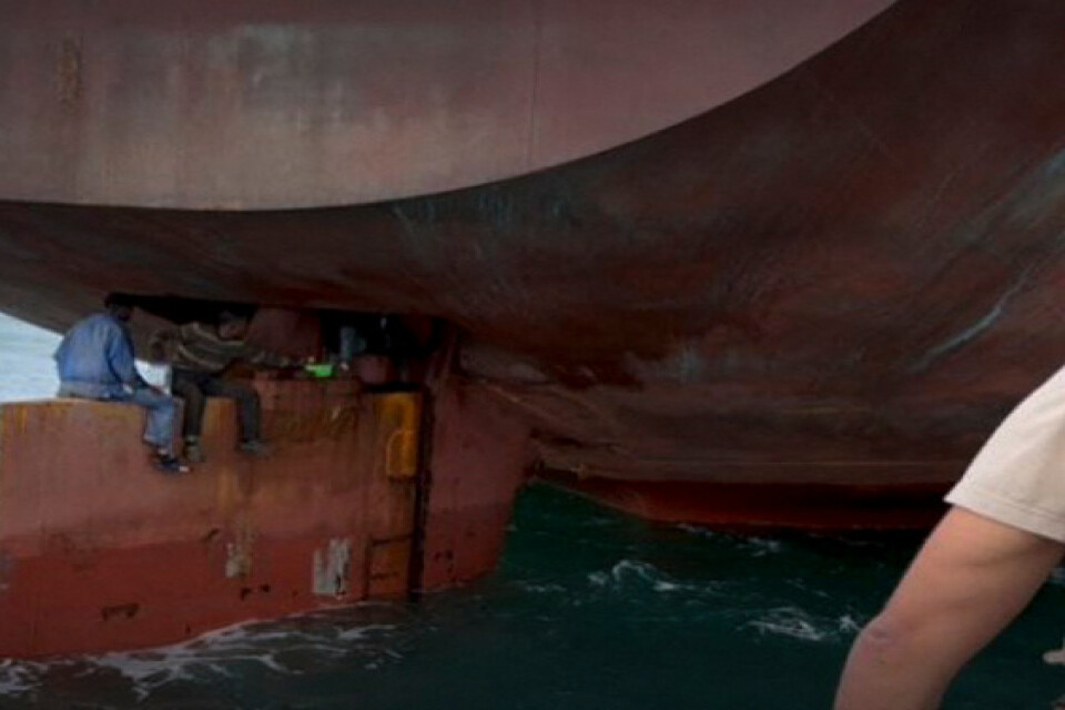 Fyra nigerianska män gjorde en livsfarlig migrantresa, på rodret av ett lastfartyg. Här räddas de av den brasilianska polisen efter två veckor till havs.