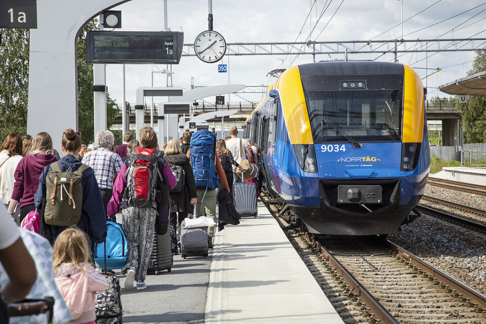 Tågresenärer kliver ombord på ett tåg mod Boden på Centralstationen i Umeå. Arkivbild.