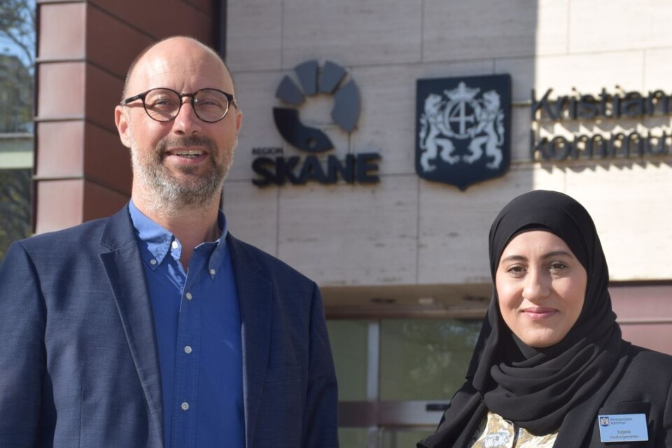 Anders Sandin, chef för Medborgarcenter, och Sajeda Al-shoocha, är stolta över priset för bästa kundcenter bland 40 kommuner 2021. ”Vi ligger bra till i år också”, säger Anders Sandin.